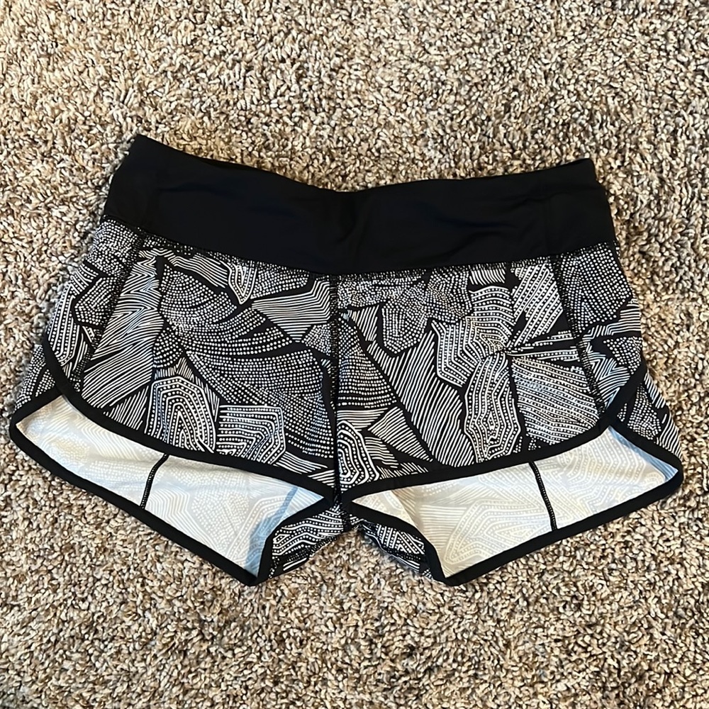 Lululemon Speed Up Low-Rise Lines Short 2.5” size 4